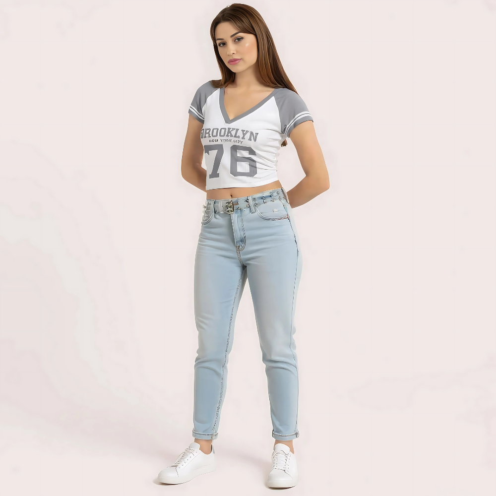 Women and Brooklyn and Graphic Crop Top – Sporty V-Neck Tee